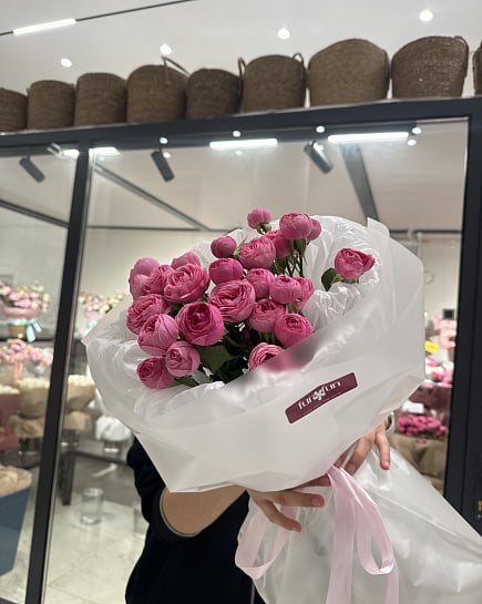 Нежный букет из кустовых пионовидных роз с доставкой по Астане