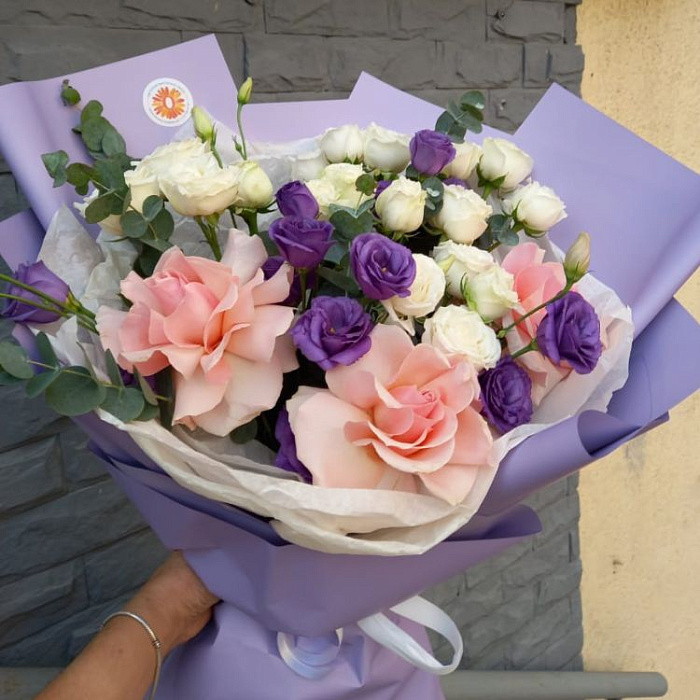 Euro bouquet of Dutch roses and lisianthus