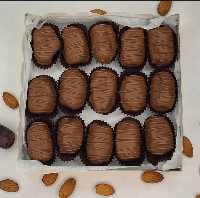 Dates in chocolate with nuts
