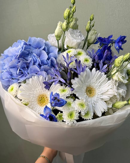 Сине-белый круглый букет с гортензией и герберами with delivery to Astana