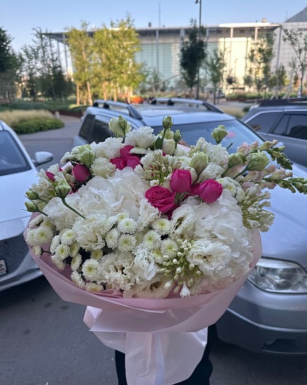 Белоснежная нежность с акцентами фуксии with delivery to Astana