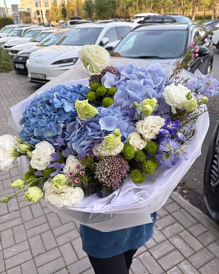 Большой круглый букет с синими гортензиями и эустомами с доставкой по Астане