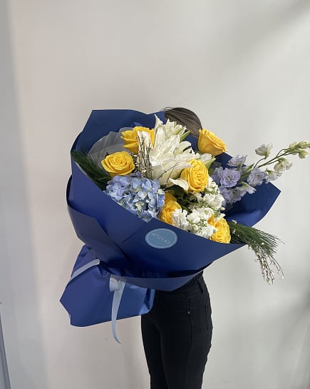 Яркий букет с желтыми розами и белыми лилиями с доставкой по Астане