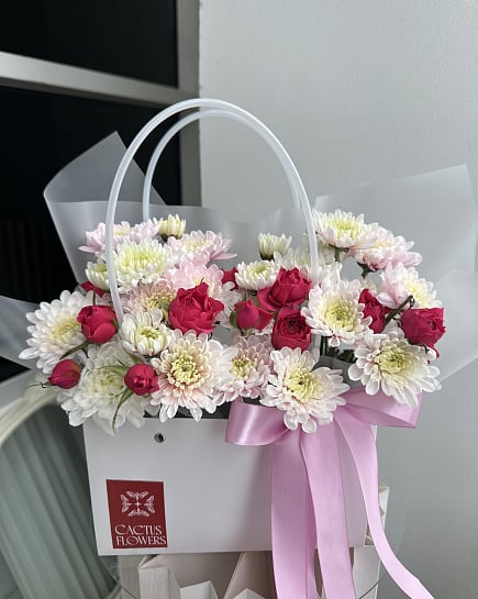 Цветочная композиция в сумочке с доставкой по Астане