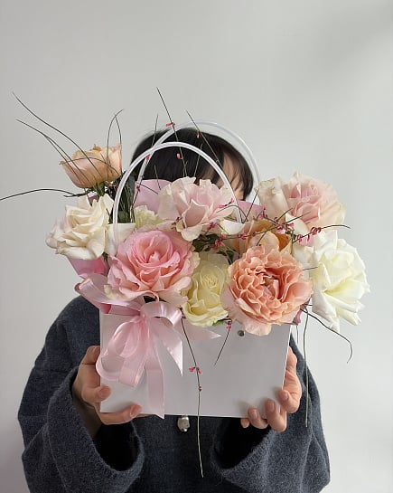 Нежный букет из пионовидных роз и гиперикума с доставкой по Астане