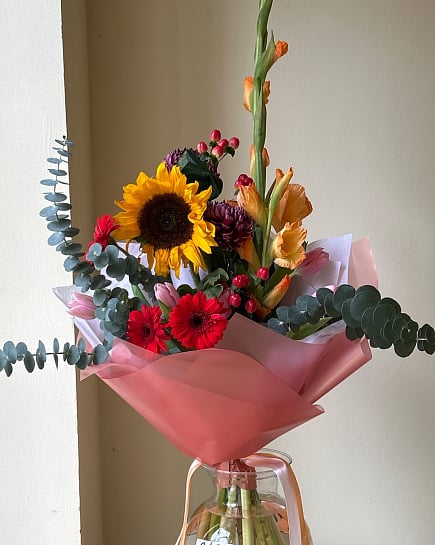 Асимметричный букет с подсолнухами и гладиолусами with delivery to Astana