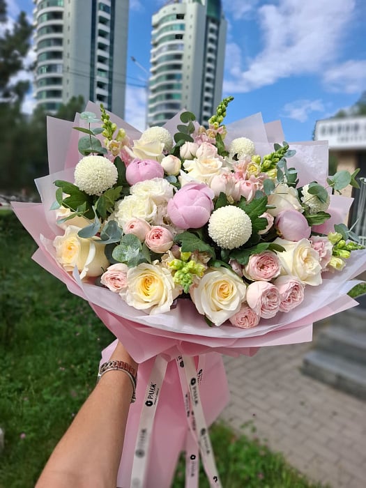 Романтическое облако из пионовидных роз - купить в Алматы с доставкой