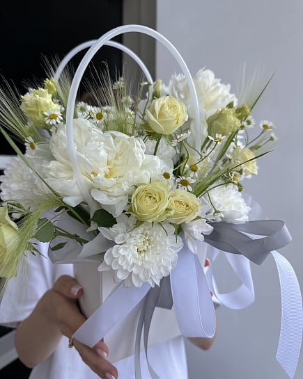 Белоснежное очарование с пионовидными розами with delivery to Астане