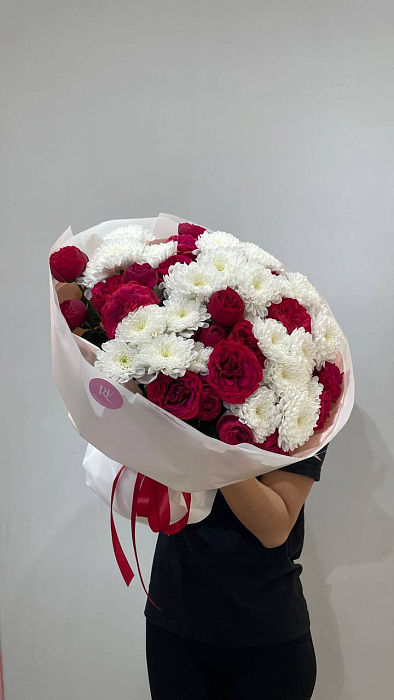 Mixed bouquet of chrysanthemums and roses