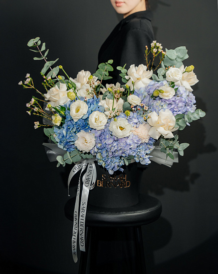 Flowers in a box with delivery to Aktau
