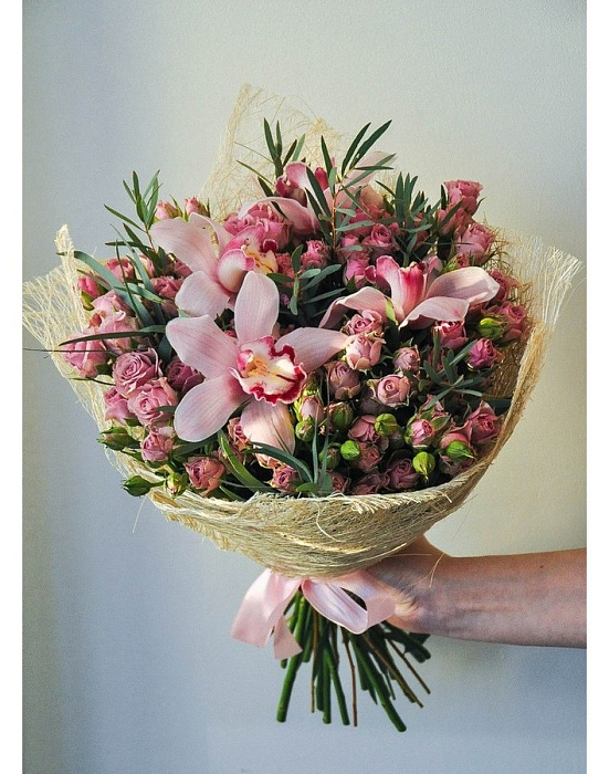 Микс-букет из кустовых роз, фрезий и орхидей "Гламур"