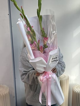 Розово-белый большой вертикальный букет гладиолусов
