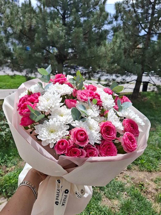 Круглый средний букет из розовых кустовых роз и белых хризантем с эвкалиптом в пленке светло-розового и бежевого оттенков - купить в Астане с доставкой