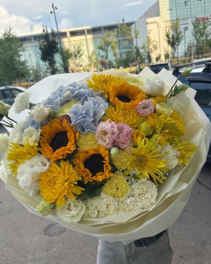 Солнечный микс с подсолнухами и гортензией с доставкой по Астане