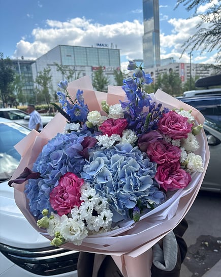 Большой сине-розовый букет с гортензиями и розами с доставкой по Astana