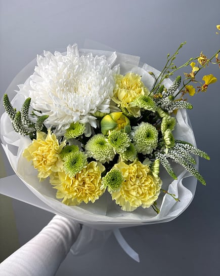 Солнечный микс с хризантемами и орхидеями с доставкой по Астане