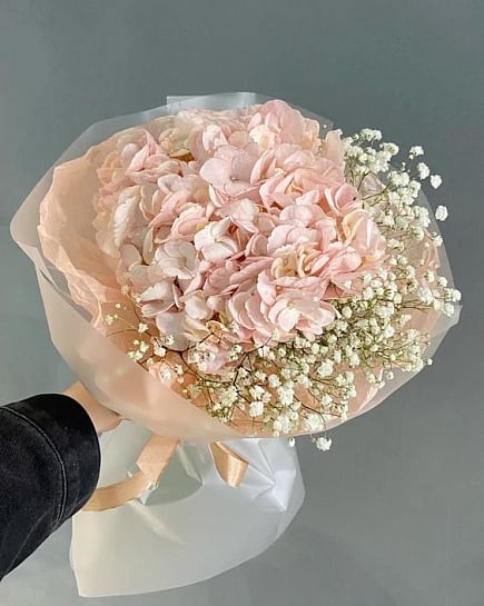 Воздушный букет с розовой гортензией и гипсофилой с доставкой по Астане