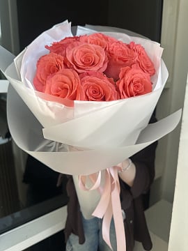Розовый круглый букет из роз