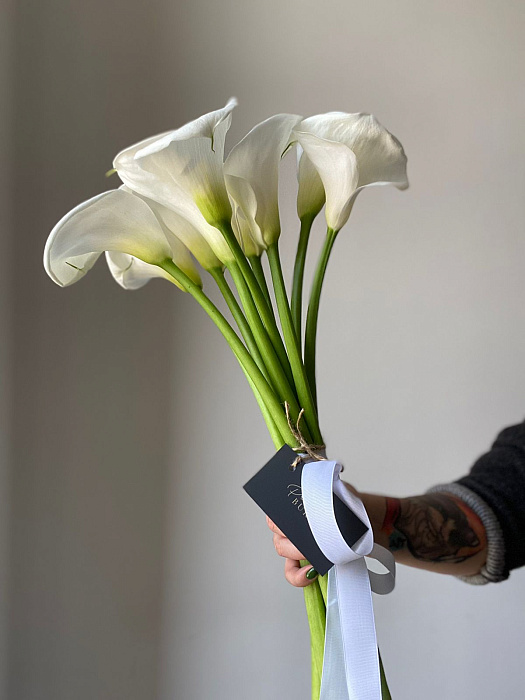 White callas in a vase