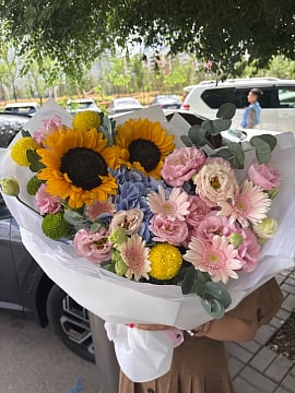 Солнечный микс с подсолнухами и гортензией