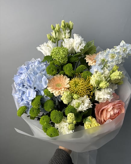 Яркий микс с гортензией и ранункулюсом с доставкой по Астане