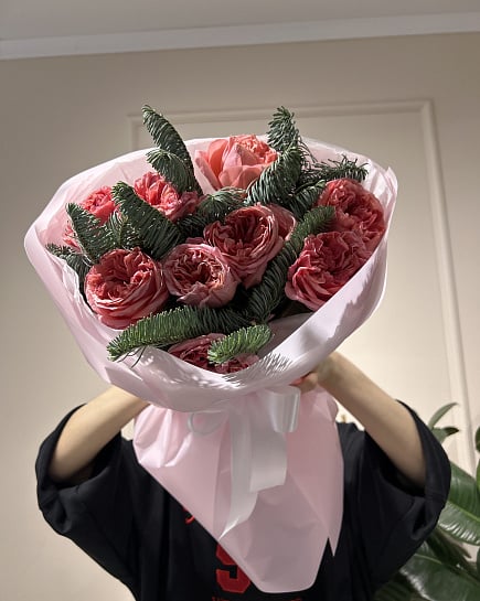 Букет из пионовидных роз с нобилисом с доставкой по Астане