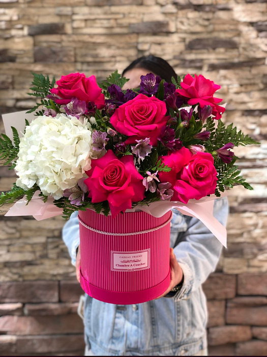 Box with hydrangea and rose