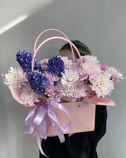 Весенний дуэт гиацинтов и хризантем с доставкой по Астане