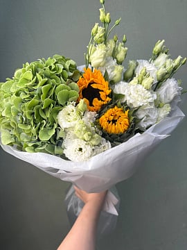 Желто-белый асимметричный букет с гортензией