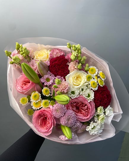 Яркий микс с пионовидными розами и лилиями с доставкой по Астане