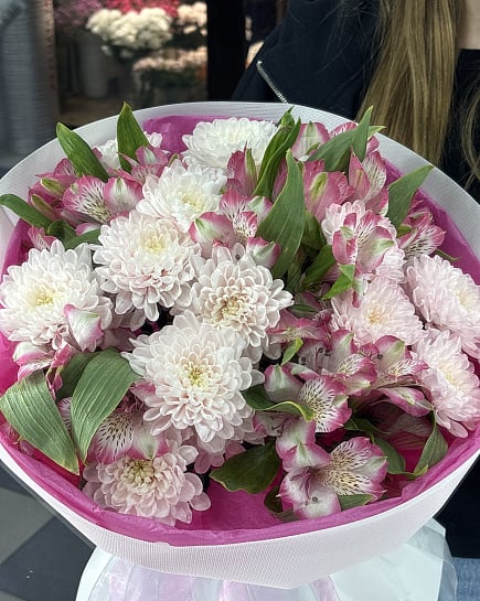 Зефирное облако из хризантем и альстромерий с доставкой по Астане