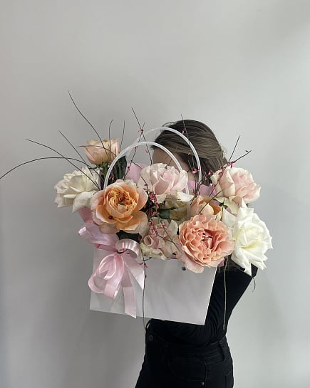 Букет из пионовидных роз и гиперикума с доставкой по Астане