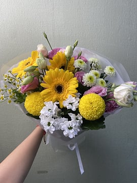 Желто-розовый круглый букет из гербер