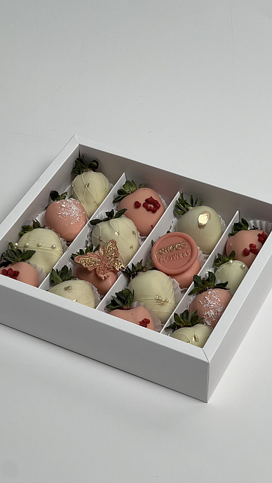 Set 16 strawberries in white and pink chocolate