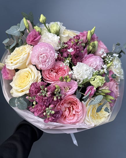 Пастельная палитра с пионовидными розами и ранункулюсами с доставкой по Астане