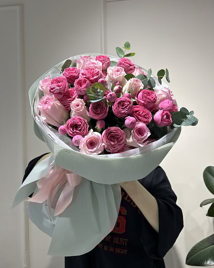 Букет из розовых кустовых и пионовидных роз с доставкой по Астане