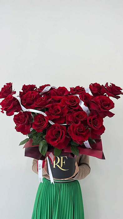 Композиция из красных роз с фирменной лентой 