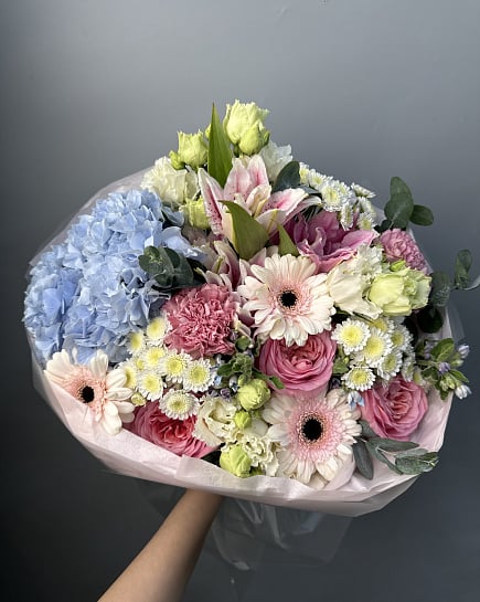 Пастельная гармония с гортензией и пионовидными розами с доставкой по Астане