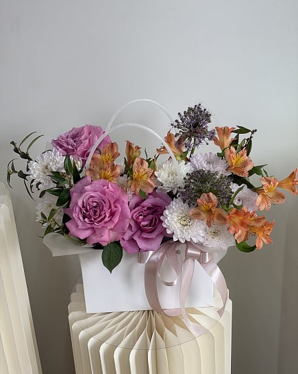 Цветочная композиция в сумочке с доставкой по Астане