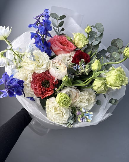 Яркий букет с дельфиниумом и ранункулюсом с доставкой по Астане
