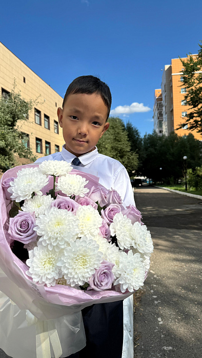 Bouquet of chrysanthemums and roses