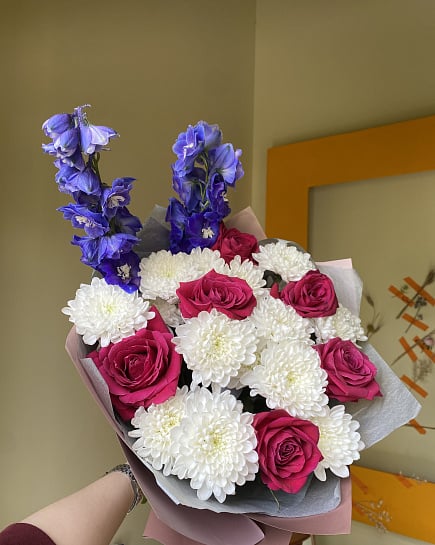 Яркий контраст: розы, хризантемы и дельфиниум с доставкой по Астане