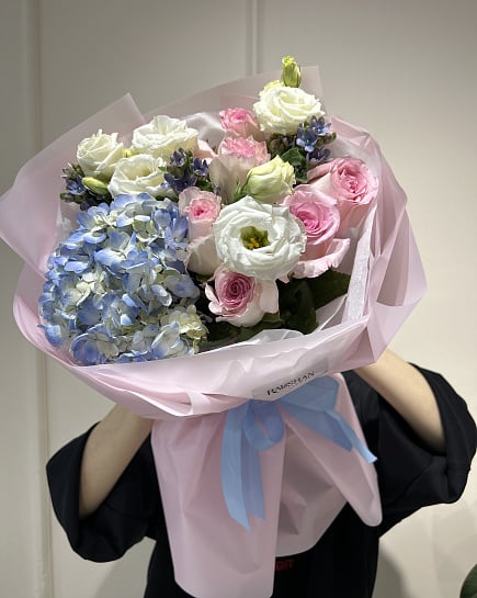 Букет с голубой гортензией и розовыми розами с доставкой по Астане