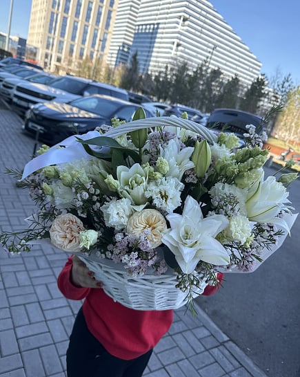 Белоснежное очарование в корзине с доставкой по Астане
