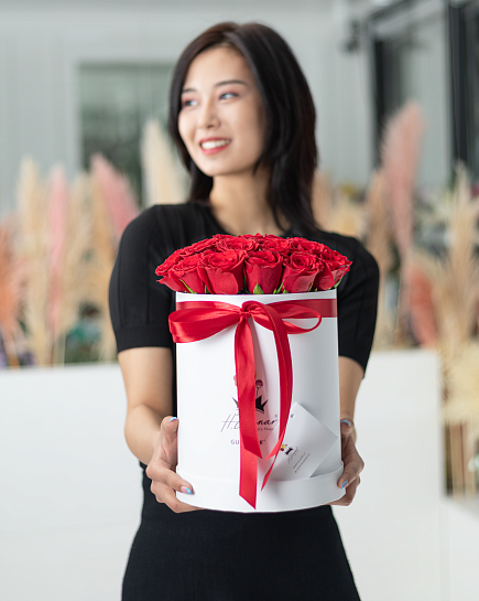 25 красных роз в белой коробке с доставкой по Алматы