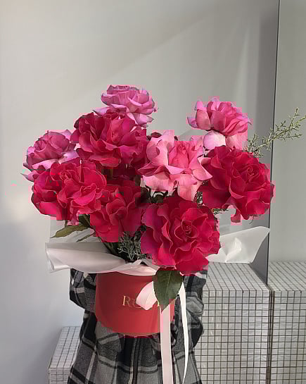 Букет из пионовидных роз в красной коробке с доставкой по Астане