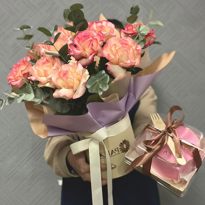 Bouquet of 17 French roses in a box + Bento cake