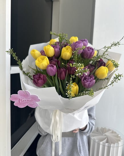 Яркий букет из желтых и фиолетовых тюльпанов с доставкой по Астане