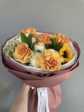 Круглый букет из желтых роз с подсолнухом
