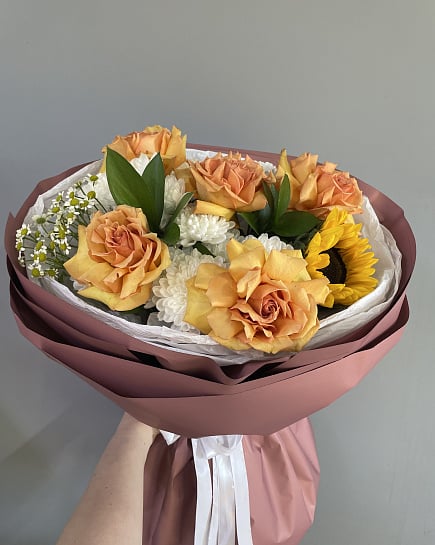 Круглый букет из желтых роз с подсолнухом with delivery to Astana